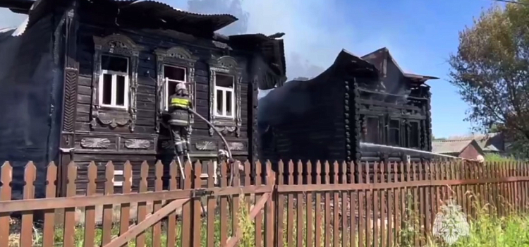 В деревне Ярославской области пожар уничтожил сразу шесть домов_276004