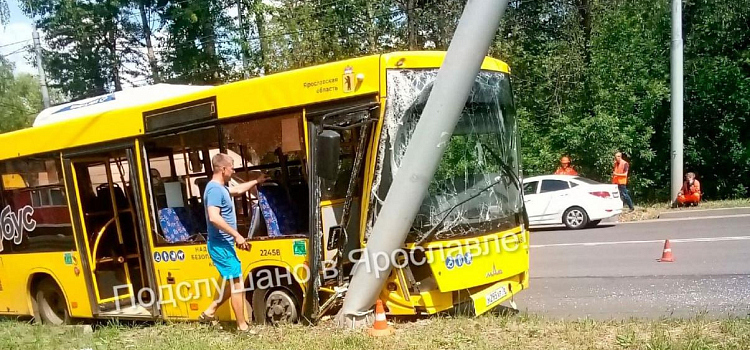 Пострадали девять пассажиров: в Дзержинском районе Ярославля автобус влетел в столб_244470