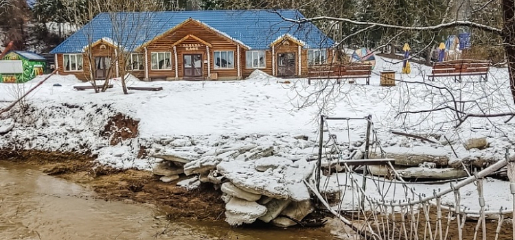 Вешние воды смыли автомобильный мост в парке отдыха под Ярославлем