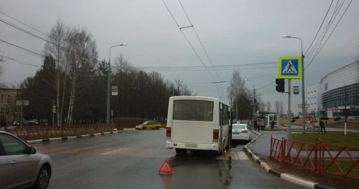 В Ярославле автобус проехал на красный и сбил девушку на переходе