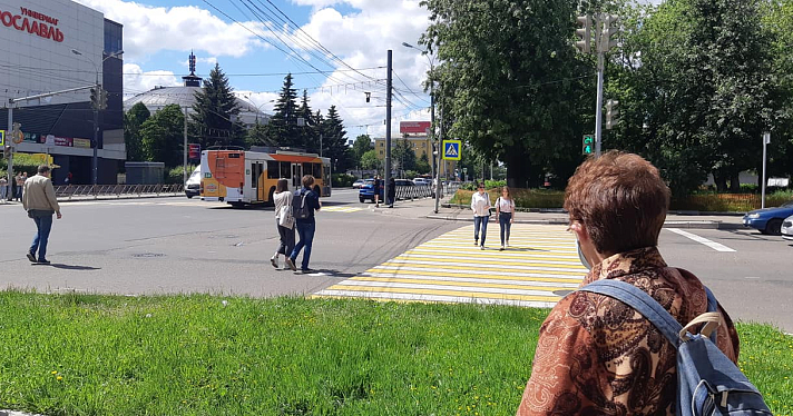 От газона до газона: в Ярославле заметили неканоничный пешеходный переход_164323