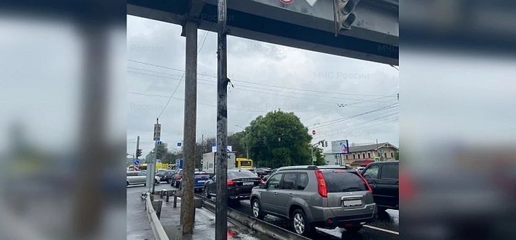 Произошло замыкание: на Московском проспекте в Ярославле сгорел светофор_244746