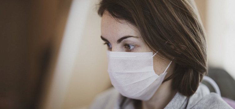 Биолог рассказала, из-за чего мутирует коронавирус