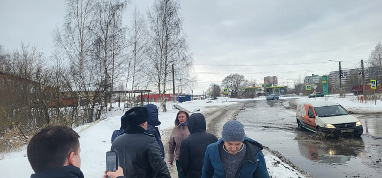 Прокуратура потребовала починить дорогу на выезде из поселка Красный Бор