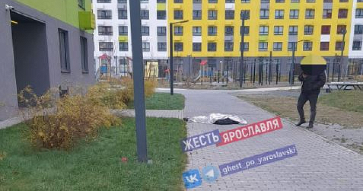 Очевидцы: в ярославском «Волга-Парке» с крыши сорвался молодой человек