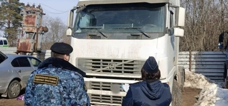 У предприниматель из Ярославской области арестовали грузовой тягач из-за долгов