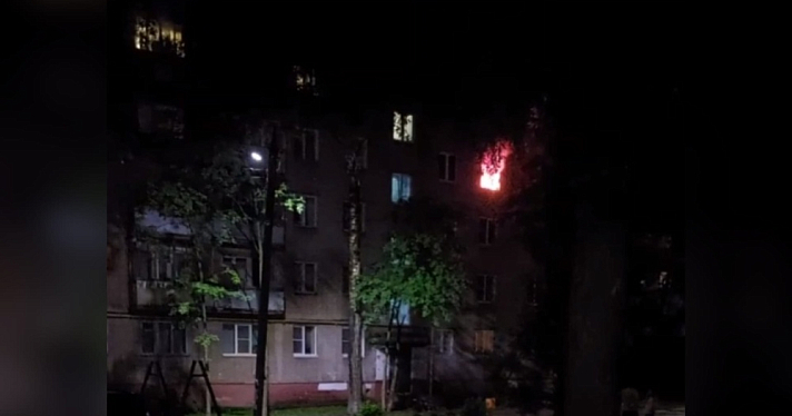 Выпрыгнул из окна, спасаясь: в Ярославле загорелась квартира в многоэтажном доме
