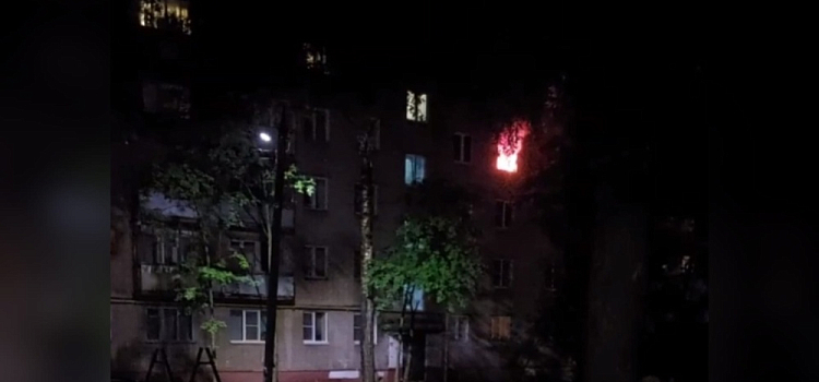 Выпрыгнул из окна, спасаясь: в Ярославле загорелась квартира в многоэтажном доме