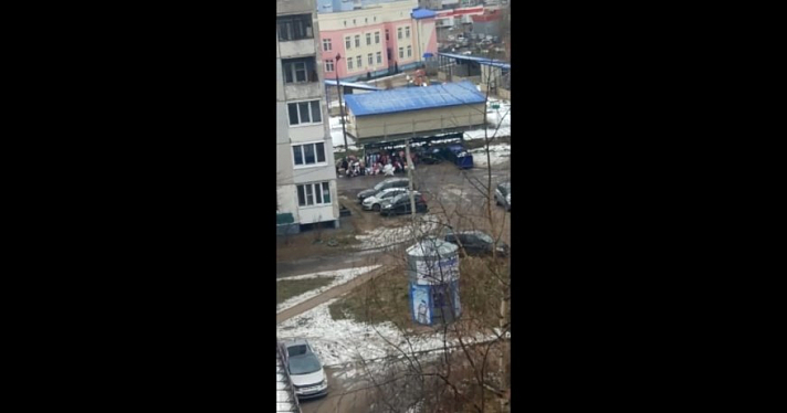 Видео дня. В Дзержинском районе ярославцы толпой разбирали вещи на помойке