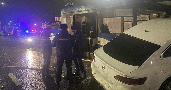 Есть пострадавшие: в Рыбинске легковушка на скорости протаранила автобус_260643