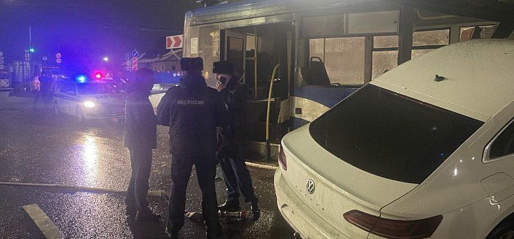 Есть пострадавшие: в Рыбинске легковушка на скорости протаранила автобус_260643