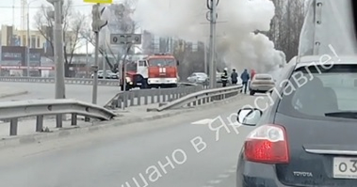 В Ярославле горели две квартиры и автомобиль_268655