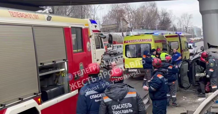 В Ярославле на Московском проспекте автомобиль врезался в путепровод
