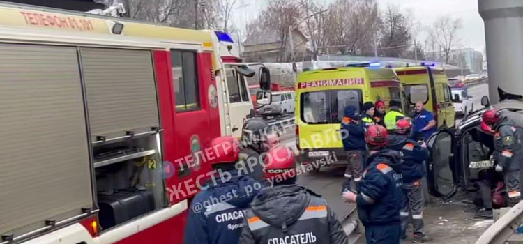 В Ярославле на Московском проспекте автомобиль врезался в путепровод
