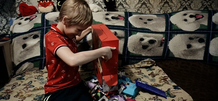 Дмитрий Миронов поздравил с наступающим Новым годом семьи участников СВО, многодетных и воспитывающих детей-инвалидов в Ярославской области_308862