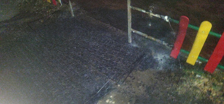 Возможный акт вандализма: в Ярославле горела детская площадка