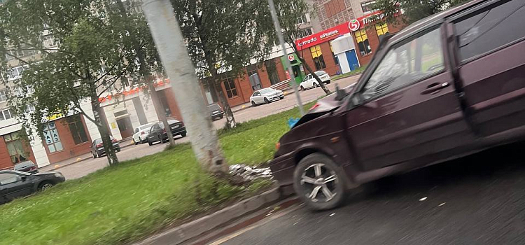 В Дзержинском районе Ярославля легковушка врезалась в столб_274965