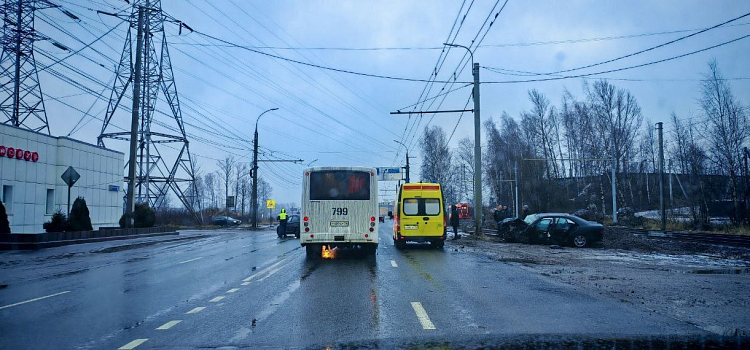 В Ярославле на Ленинградском проспекте в ДТП пострадали два человека_308557