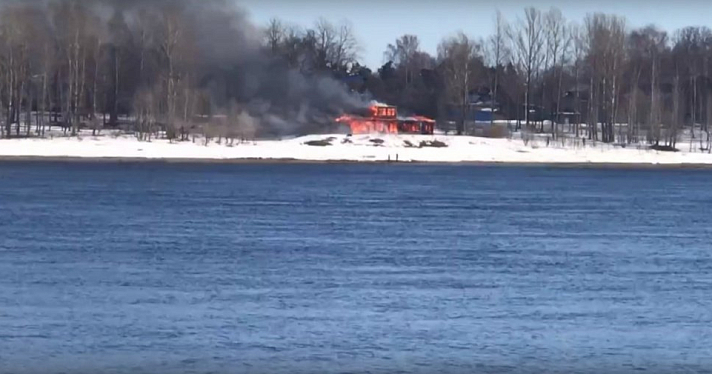 В Рыбинске горит здание бывшей водно-спасательной станции: видео