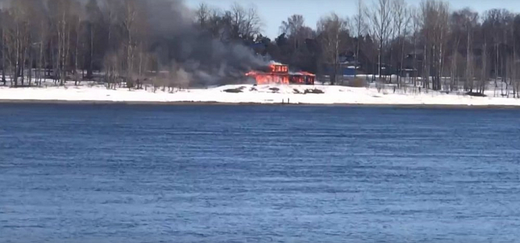 В Рыбинске горит здание бывшей водно-спасательной станции: видео