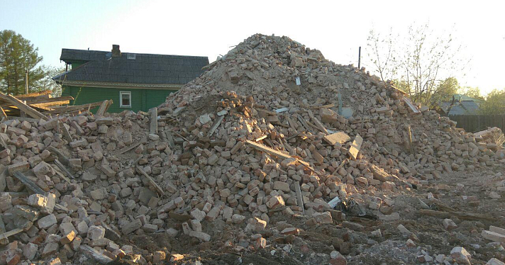 Фото дня. Руины здания волостного управления в Диево-Городище, разрушенного 7 мая_157925