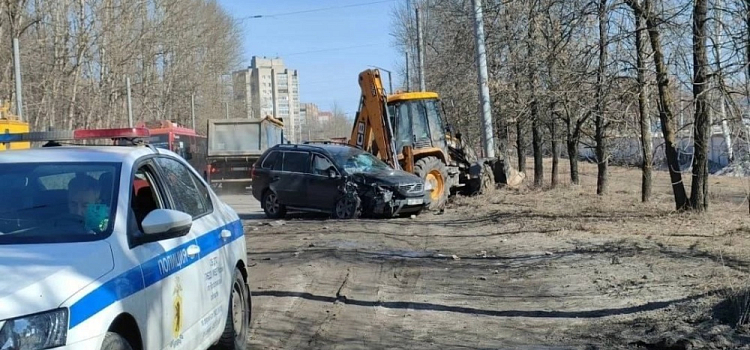 В Ярославле легковой автомобиль врезался в трактор
