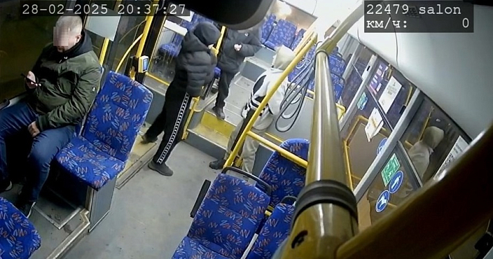 В Ярославле подростки разбили стекло в автобусе