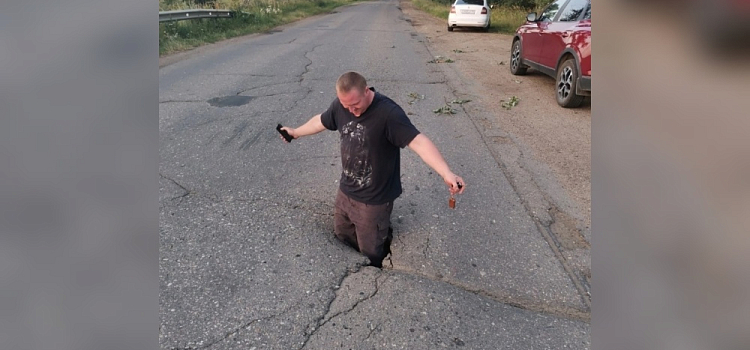 На дороге в Ростовском районе образовалась яма, в которую помещается взрослый человек