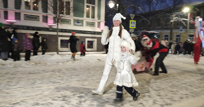 В «НаШествии Дедов Морозов» в Рыбинске приняли участие почти восемь тысяч человек_259975