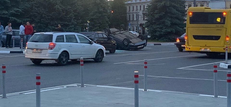 В центре Ярославля перевернулась отечественная легковушка_242197