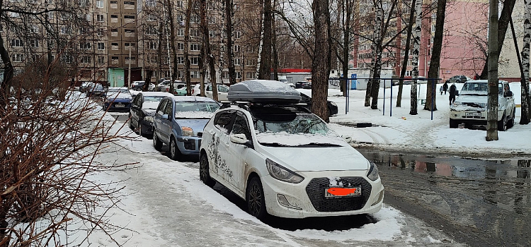 В ярославском дворе неизвестный облил чужую машину химической жидкостью_293630