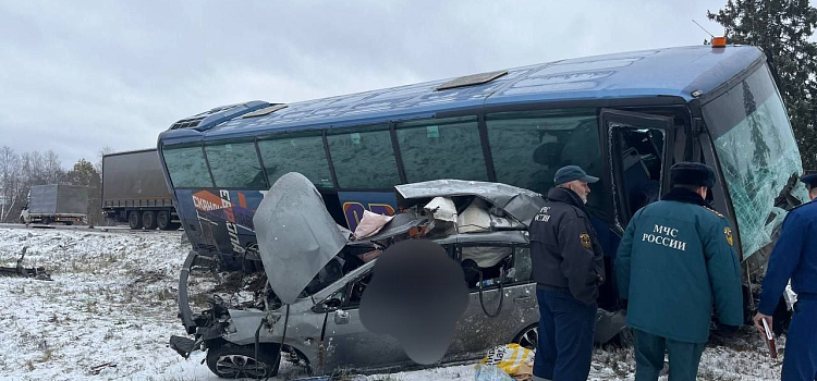 В Ярославской области перевозивший детей автобус попал в смертельное ДТП_255709