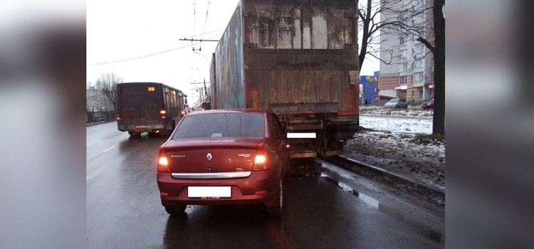 Врезался в фуру: в Ярославле произошло ДТП