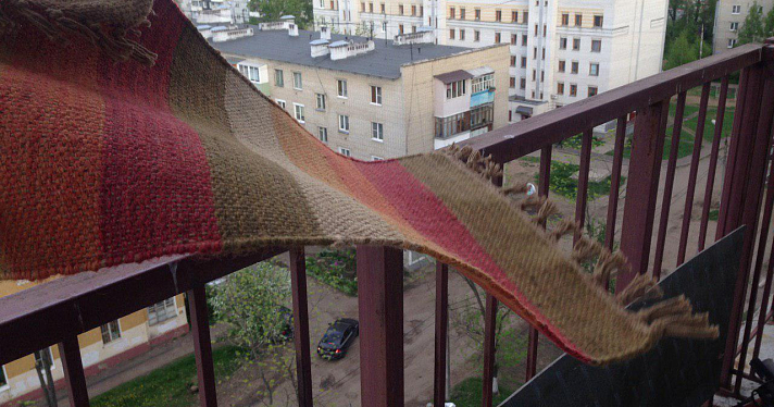 Депутат муниципалитета Ярославля поднял тему запрета на вытряхивание пыли из половиков с балкона_157985