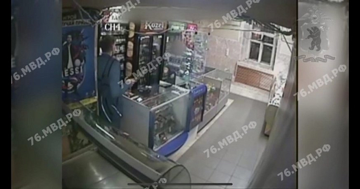 Ярославец ограбил магазин, угрожая кухонным ножом: видео