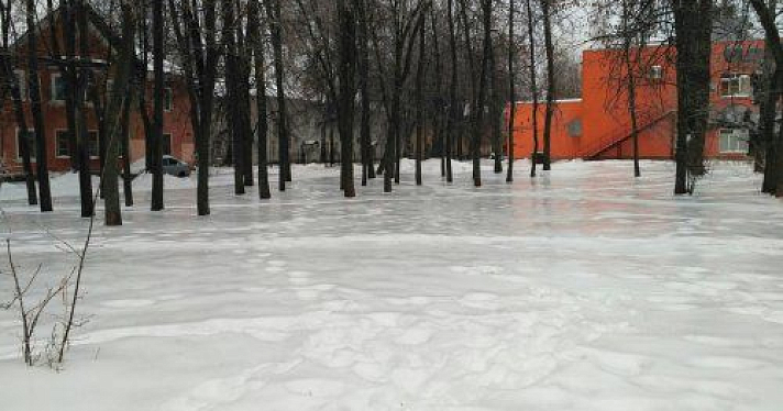 «Ледяной дождь» в Ярославле осложнил ситуацию на дорогах и тротуарах города 