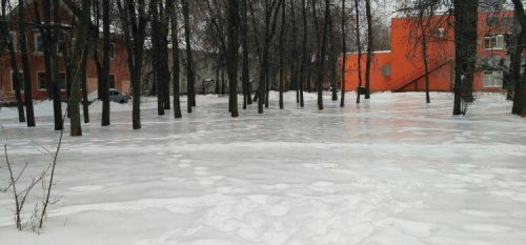 «Ледяной дождь» в Ярославле осложнил ситуацию на дорогах и тротуарах города 