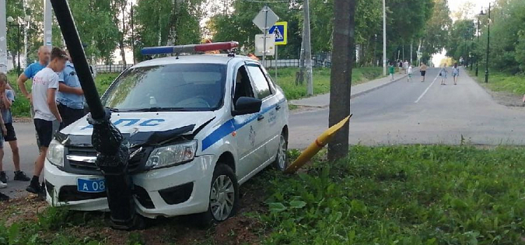 В Ярославской области в ходе погони патрульный автомобиль врезался в столб
