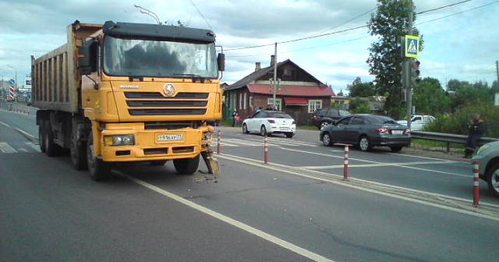 В Ростове грузовик «Шакман» врезался в «Ауди» _121815