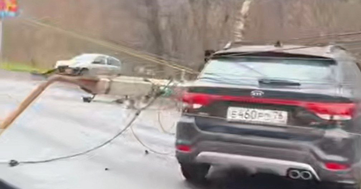 Наехал на столб: в Ярославле произошло ДТП при участии двух автомобилей