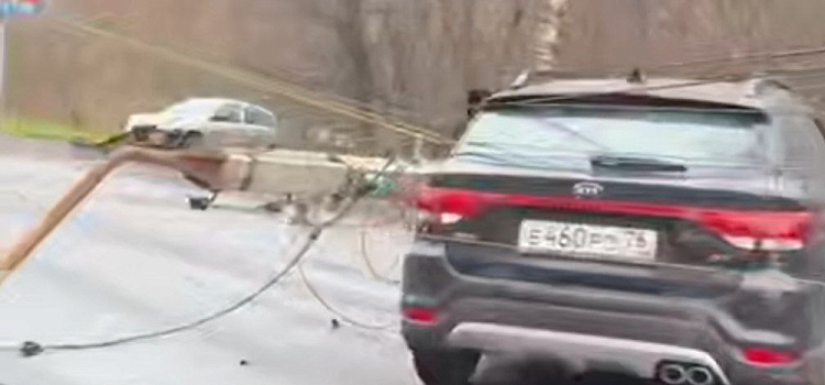 Наехал на столб: в Ярославле произошло ДТП при участии двух автомобилей