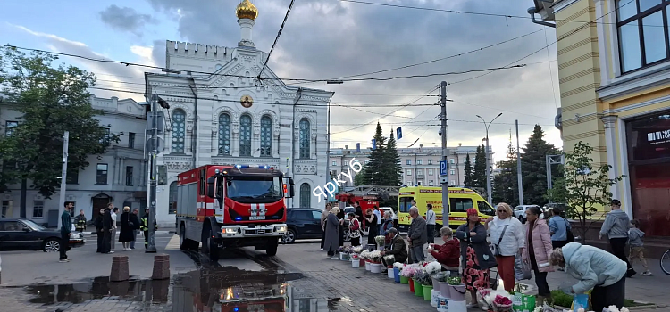 Второй случай за два часа: неизвестные подожгли отделение банка в центре Ярославля_317761