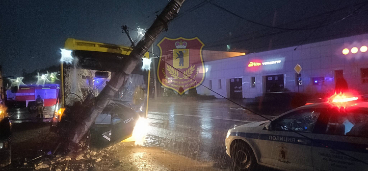 В Ярославле автобус врезался в столб: пострадали пассажиры_299661