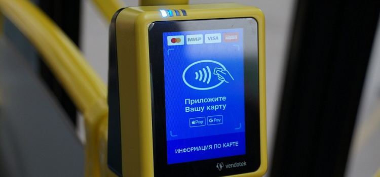 Одной картой можно заплатить только за троих: ярославцам рассказали о правилах безналичной оплаты проезда