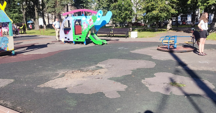 «Страшно заходить»: ярославцы пожаловались на детскую площадку в центре города