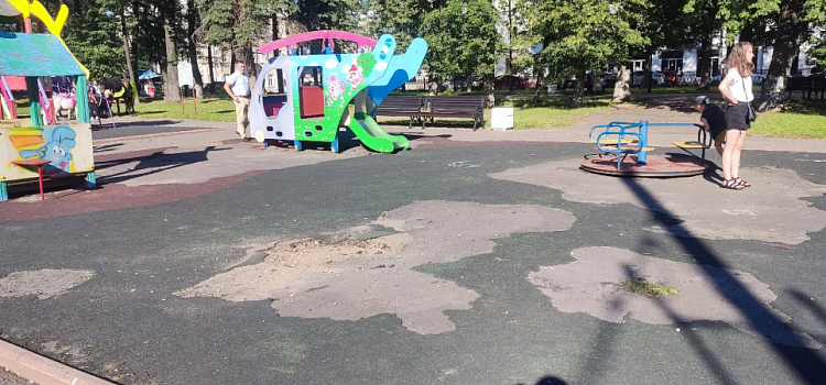 «Страшно заходить»: ярославцы пожаловались на детскую площадку в центре города