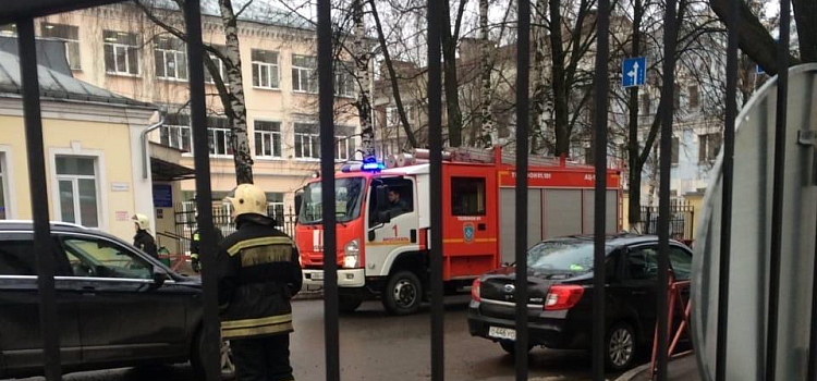 К школе в центре Ярославля съехались спасатели