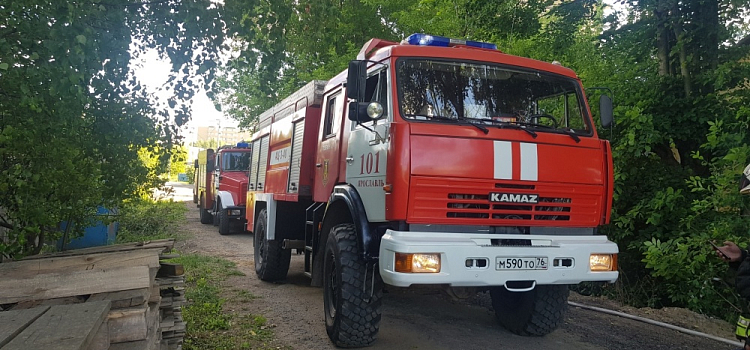 Ночью на трассе М-8 загорелся автомобиль