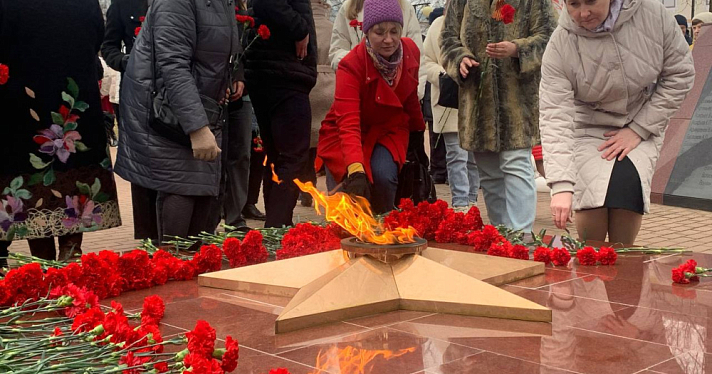 В Некрасовском торжественно зажгли Вечный огонь