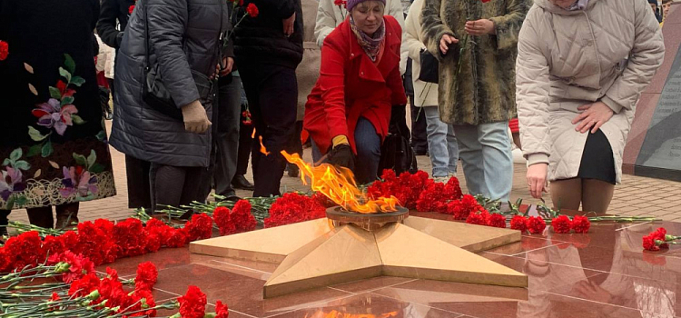 В Некрасовском торжественно зажгли Вечный огонь